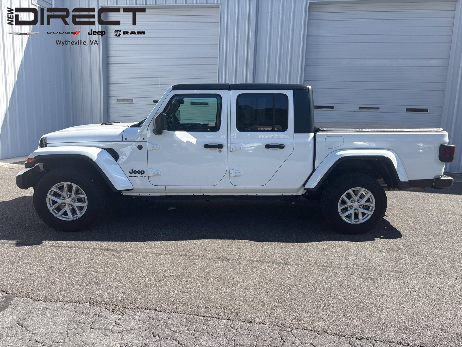 Used 2023 Jeep Gladiator Sport AWD/4WD image 2