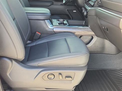 Used 2025 Chevrolet Silverado 2500 LTZ w/ LTZ Convenience Package image 12