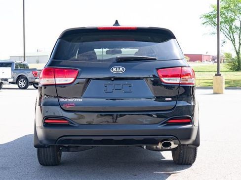 Used 2017 Kia Sorento LX w/ LX Convenience Package image 5