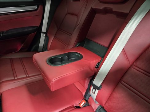 Used 2022 Porsche Cayenne Platinum Edition image 31