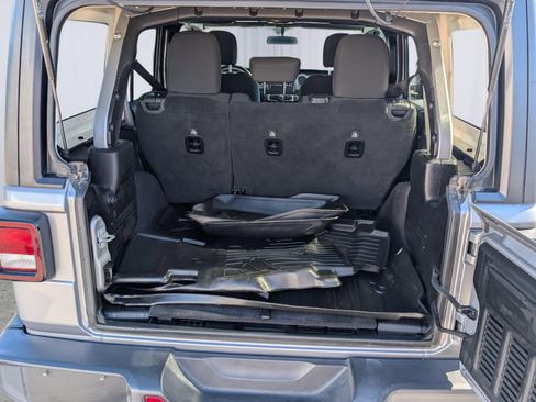 Used 2019 Jeep Wrangler Unlimited Sahara image 10