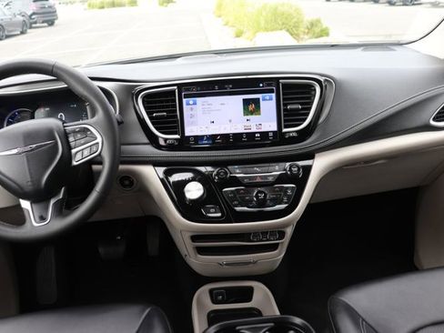 Used 2024 Chrysler Pacifica Select image 15