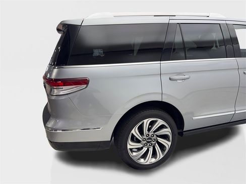 Used 2023 Lincoln Navigator Reserve image 16