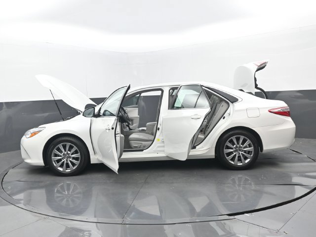 Used 2017 Toyota Camry XLE w/ Moonroof Package FWD image 33