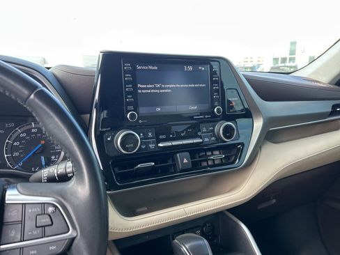 Used 2020 Toyota Highlander XLE image 22
