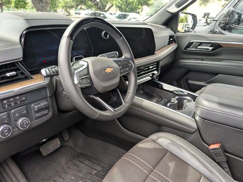 Used 2025 Chevrolet Suburban High Country AWD/4WD image 7