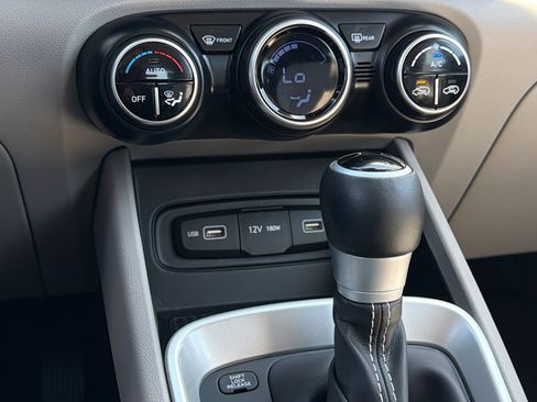 Certified 2022 Hyundai Venue SEL FWD image 23