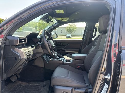 Used 2025 Toyota Tacoma SR5 AWD/4WD image 12