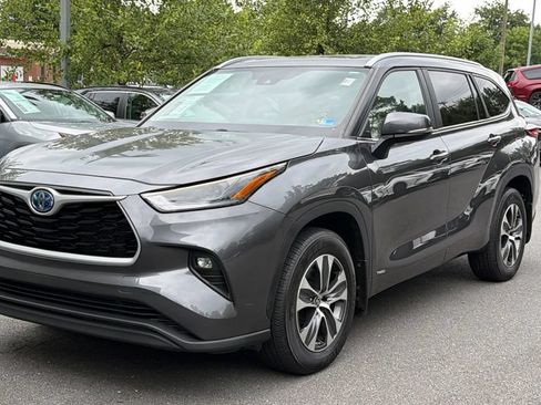 Used 2023 Toyota Highlander XLE AWD/4WD image 2