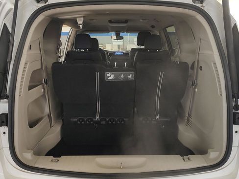 Used 2018 Chrysler Pacifica Touring-L image 21