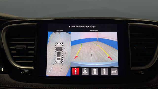 Used 2023 Chrysler Pacifica Pinnacle FWD image 14