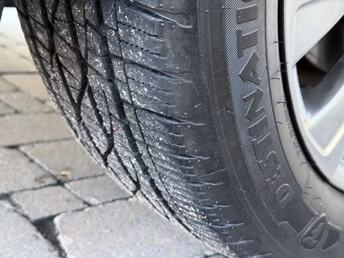 Used 2023 Toyota Venza XLE image 31