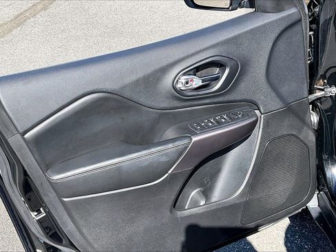 Certified 2019 Jeep Cherokee Latitude w/ Popular Appearance Group AWD/4WD image 26