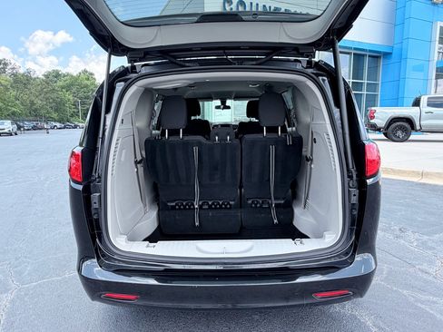 Used 2022 Chrysler Voyager LX FWD image 9