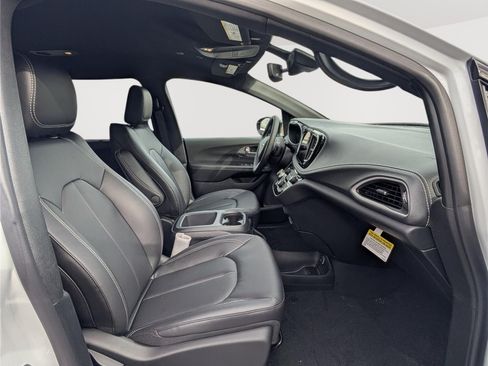 New 2026 Chrysler Pacifica Select FWD image 6