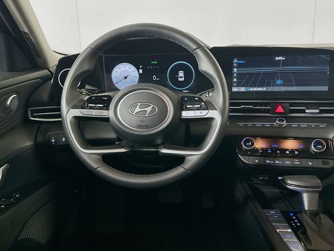 Used 2025 Hyundai Elantra SEL image 18