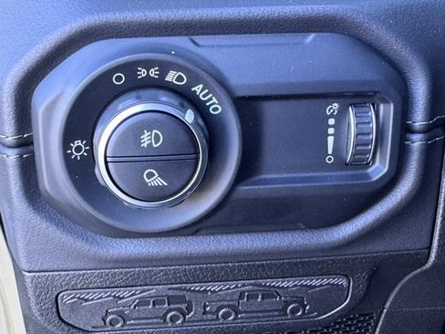 Used 2025 Jeep Gladiator Sport image 25