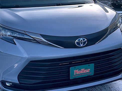 Used 2024 Toyota Sienna XLE Woodland Edition image 29