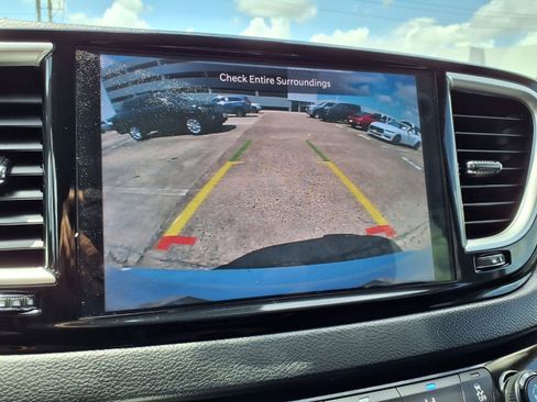 Used 2024 Chrysler Pacifica Touring-L FWD image 6