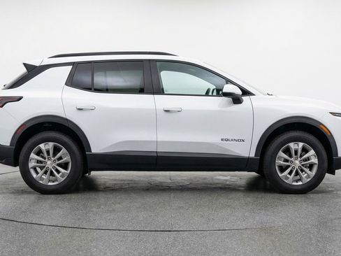 Used 2025 Chevrolet Equinox LT FWD image 11