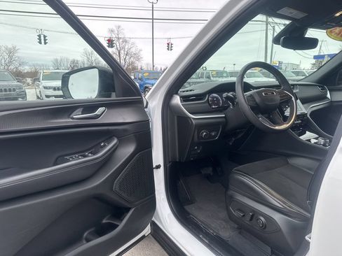 Used 2023 Jeep Grand Cherokee Altitude AWD/4WD image 19