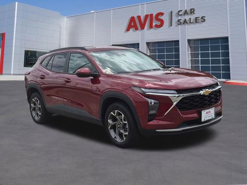 Used 2025 Chevrolet Trax LT w/ LT Convenience Package FWD image 3