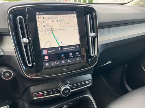 Certified 2025 Volvo XC40 B5 Plus AWD/4WD image 15