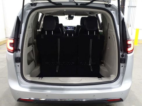 Used 2024 Chrysler Pacifica Touring-L image 14