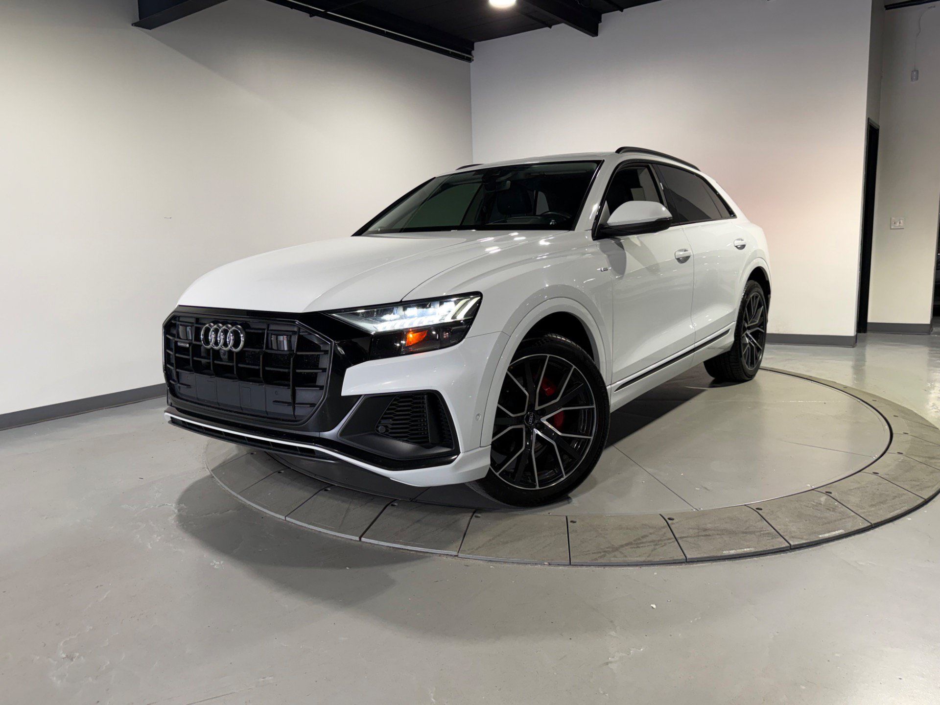 Used 2019 Audi Q8 Prestige w/ Luxury Package AWD/4WD image 5