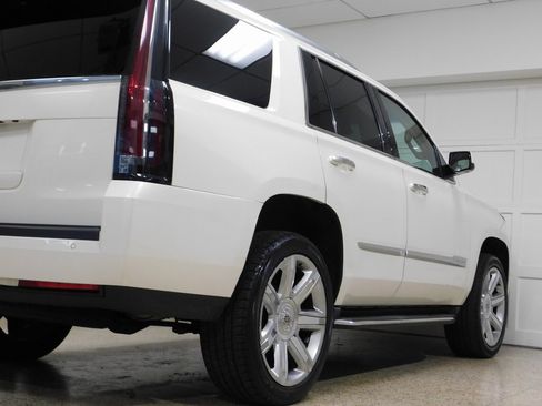 Used 2015 Cadillac Escalade Luxury image 89