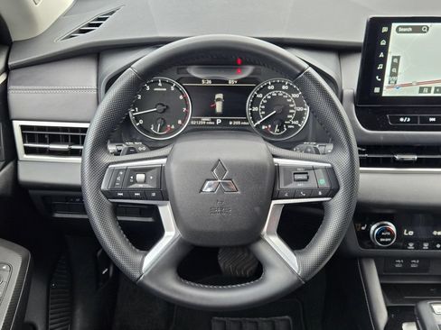 Used 2025 Mitsubishi Outlander AWD image 18