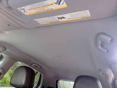 Used 2021 Chevrolet Trax LT w/ LT Convenience Package image 11