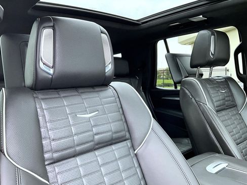 Certified 2025 Cadillac Escalade V w/ LPO, ONYX Package AWD/4WD image 20