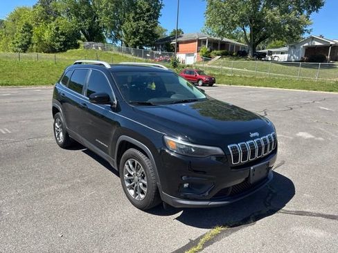Used 2019 Jeep Cherokee Latitude Plus w/ Cold Weather Group FWD image 2
