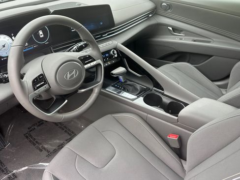 Used 2024 Hyundai Elantra SEL w/ Convenience Package image 10