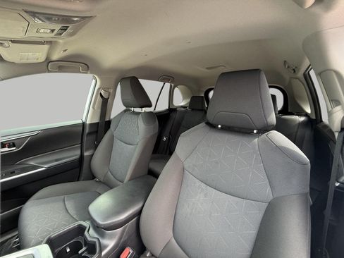 Used 2025 Toyota RAV4 XLE AWD/4WD image 38