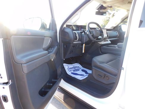 New 2025 Ford Expedition Active image 10