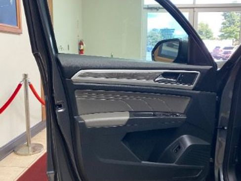 Used 2023 Volkswagen Atlas Cross Sport SE AWD/4WD image 9