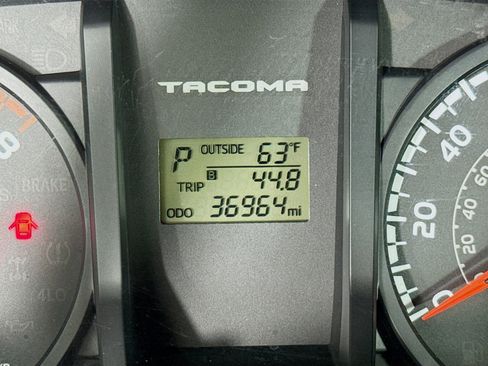 Used 2017 Toyota Tacoma SR image 14