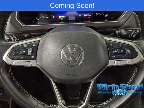 Used 2024 Volkswagen Tiguan SE w/ Panoramic Sunroof Package image 12