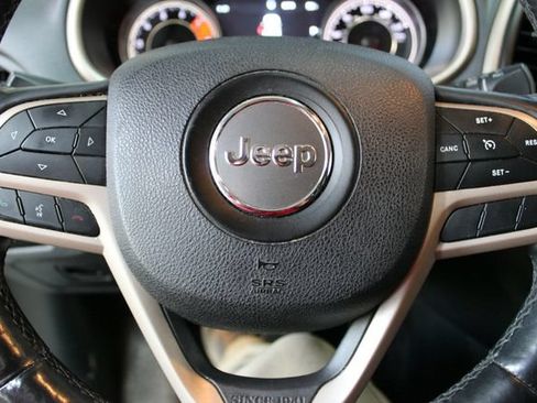 Used 2017 Jeep Cherokee Limited w/ Luxury Group AWD/4WD image 21