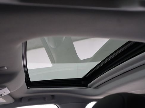 Used 2021 Toyota Highlander XLE image 19