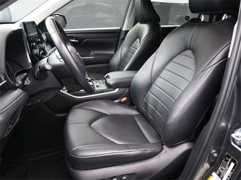 Used 2020 Toyota Highlander XLE image 14