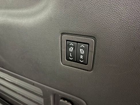 Used 2023 Chevrolet Traverse High Country AWD/4WD image 16