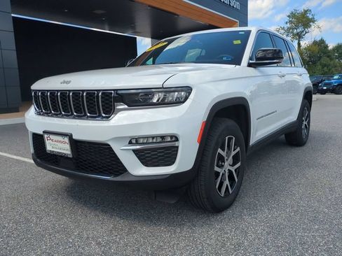 Used 2025 Jeep Grand Cherokee Limited AWD/4WD image 8