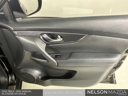 Used 2017 Nissan Rogue SV FWD image 20