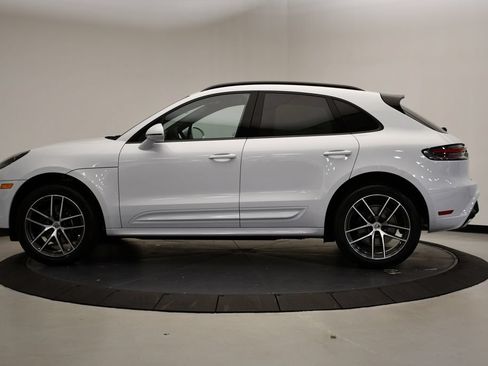 Certified 2025 Porsche Macan AWD/4WD image 2