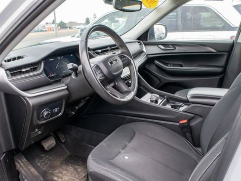 Used 2023 Jeep Grand Cherokee Laredo image 13