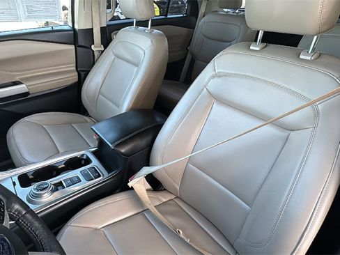 Certified 2022 Ford Explorer XLT w/ Equipment Group 202A image 22