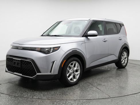 Used 2025 Kia Soul LX w/ LX Technology Package FWD image 3